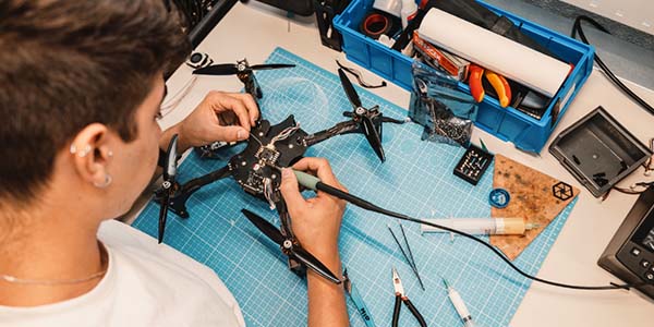 fábrica propia y un gran equipo de profesionales en drones