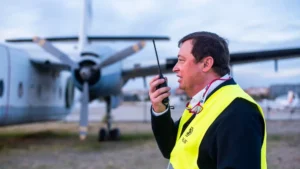 ¿Se puede llevar un dron en el avión? Normativa 2023